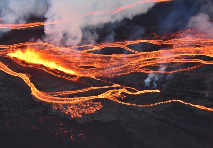 what makes a volcano erupt