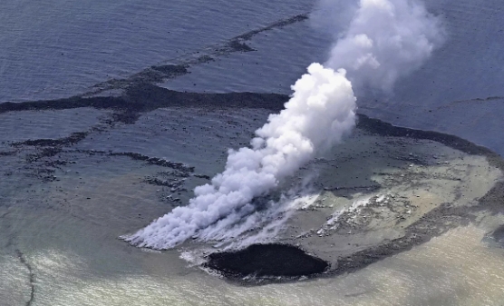 how do islands form from volcanoes