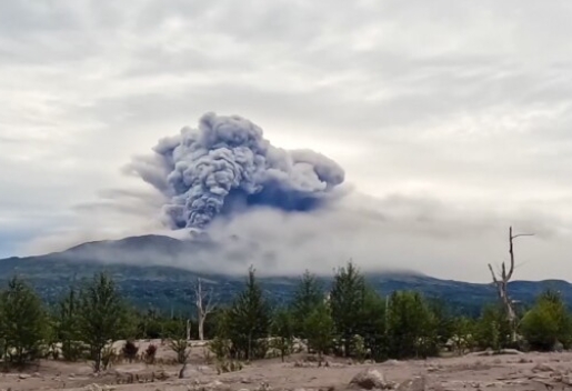 earthquakes and volcanoes pictures