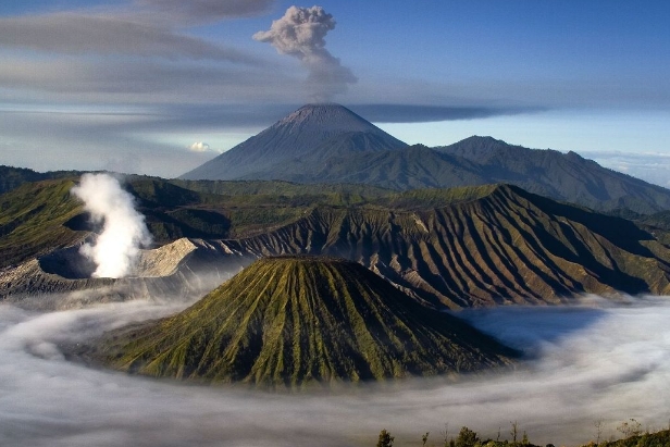 are volcanoes mountains